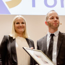 5. februar: Kronprinsesse Mette-Marit deler ut prisen for beste forskningsartikkel innen rusmidler og psykisk helse 2013 til Pål Surén (Foto: Ned Alley / NTB scanpix)